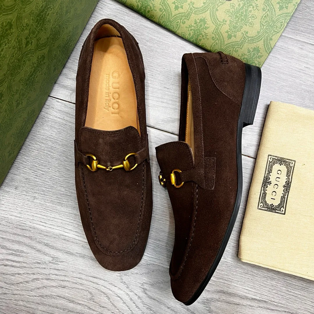 Factory price: 500💰-Gucci men’s formal leather shoes! Genuine molded horsebit, a classic must-have for your shoe cabinet! The feet are particularly delicate! This Gucci original version is a set last, and we are consistent with the counter! Therefore, it is more comfortable in terms of last shape and comfort! Take it to the counter and compare at will! Good shoes are more than just what they make! But grasp the essence from the inside out! Material: Imported first-layer frosted cowhide! Genuine leather outsole imported from Italy, size: 39-44 (38/45 customized, non-refundable)